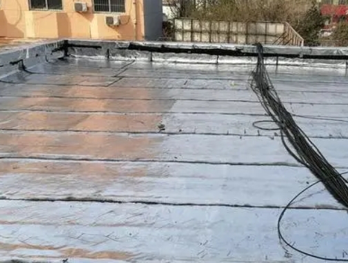 聊城卫生间漏水维修公司分享下聊城屋面楼顶防水刚性防水层施工要点。